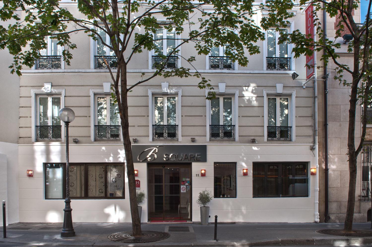 Hotels and Home stays near Brochant Metro Station Paris