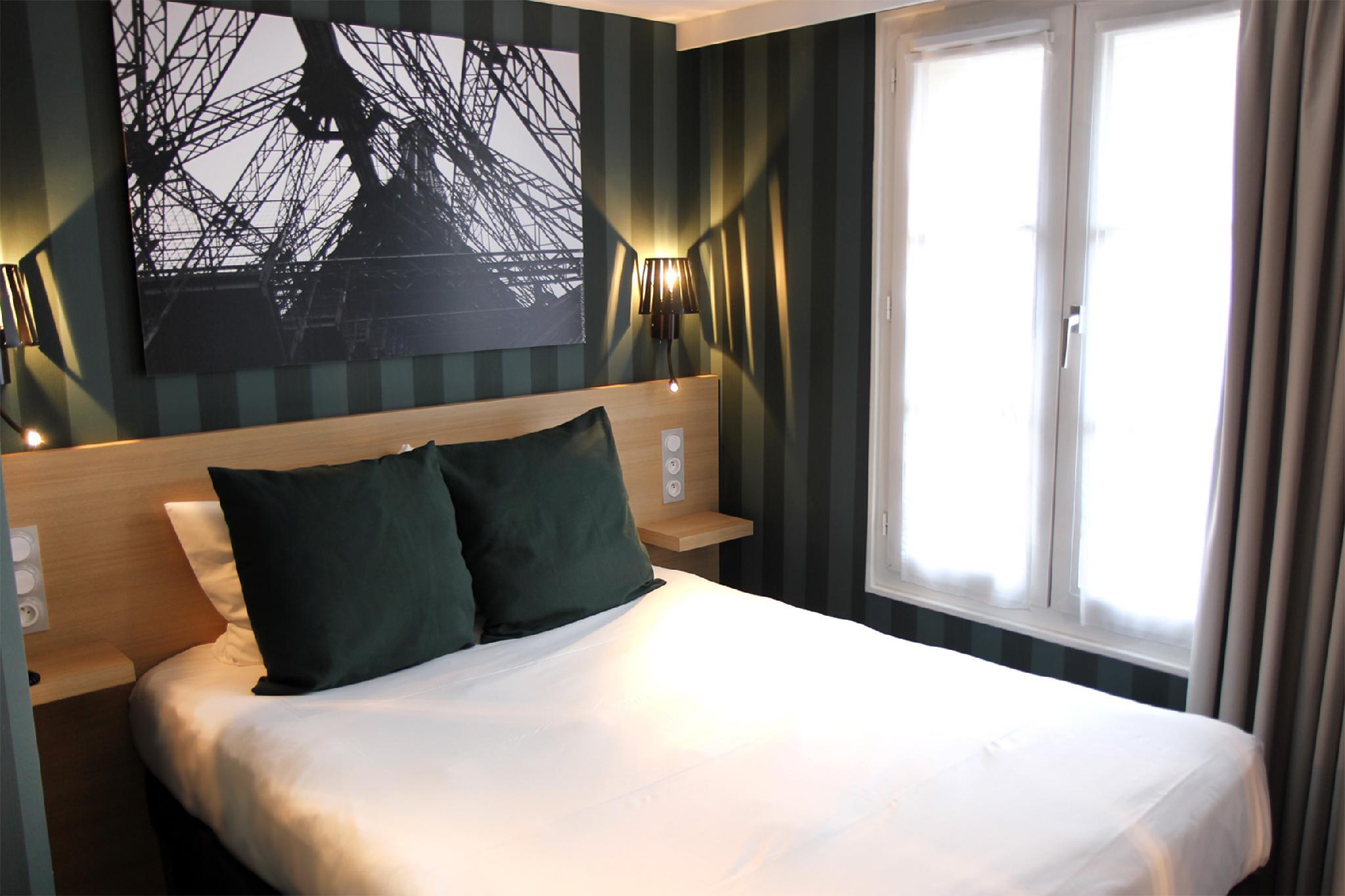 Hotels and Home stays near Europe Metro Station Paris